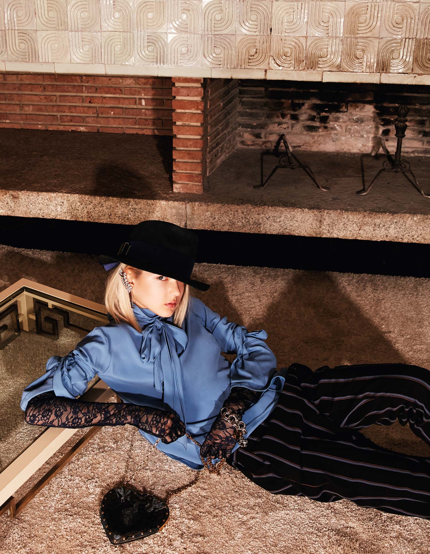 Blusa de Marni con pantalón de & Other Stories. Guantes de Nina Ricci y sombrero de Emporio Armani. Pulsera de Marni, bolso de Dior y pendiente de Elisabetta Franchi. La mesa es de Lorenzo Castillo.