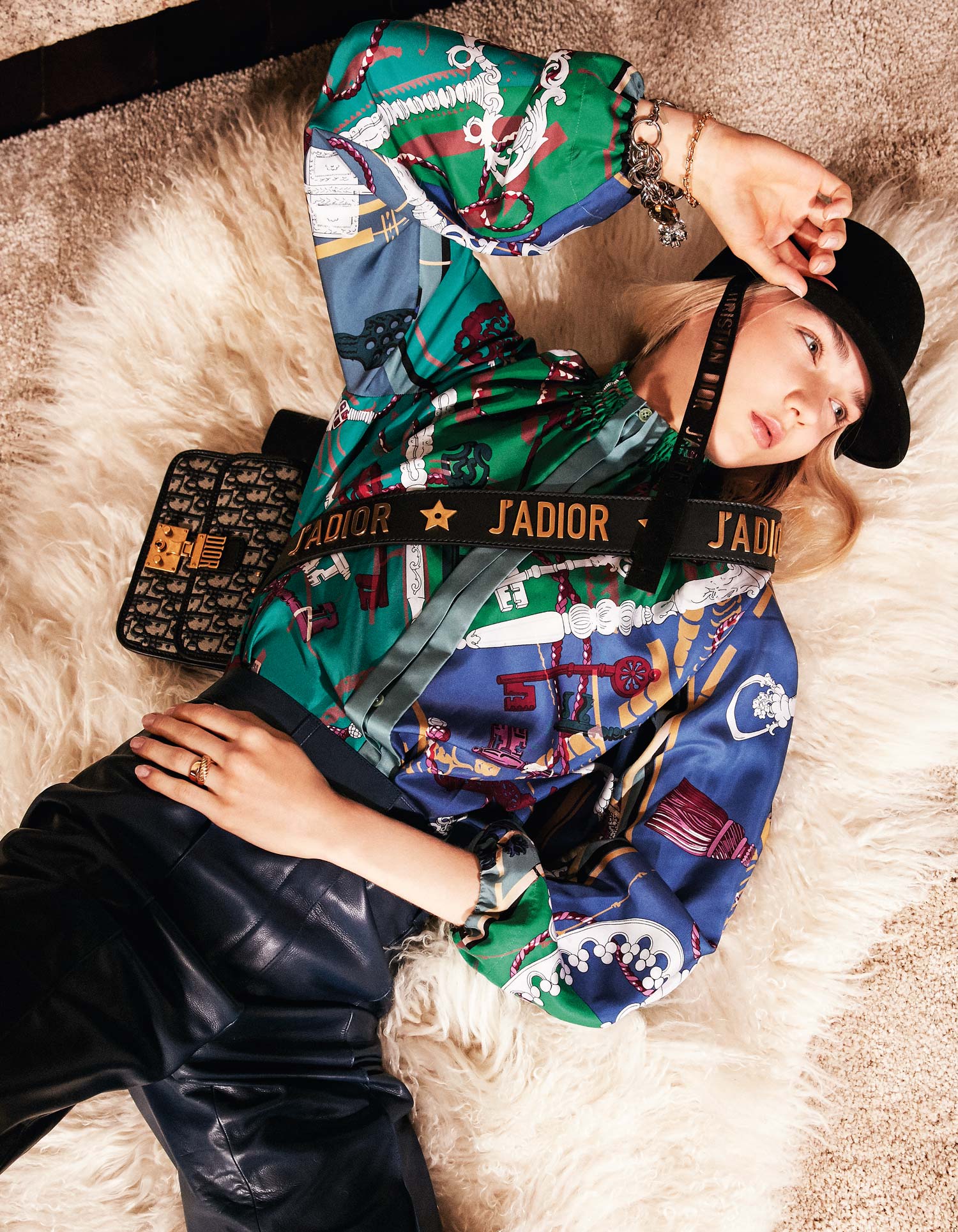 Cazadora y pantalones de piel de Hermès. Sombrero y bolso de Dior. Pulsera de Marni y anillo de Aristocrazy. Alfombra de Ikea.