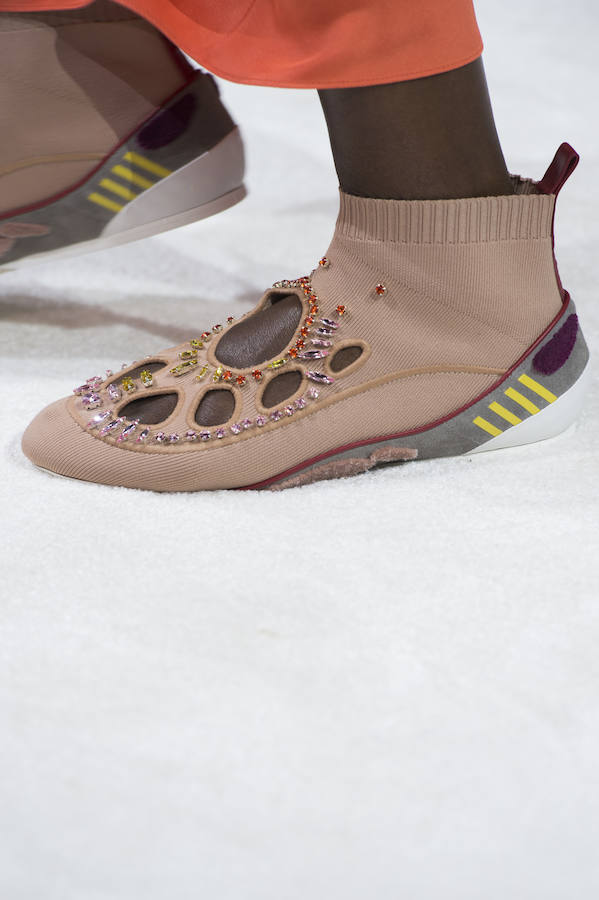 Y en nude, el color perfecto en los zapatos para alargar las piernas, aunque estas botas muy estilizadoras no son