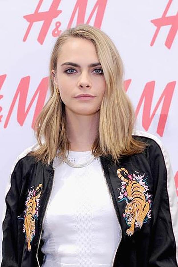 Cara Delevingne lucía media melena en su rubio natural a principios de 2017.