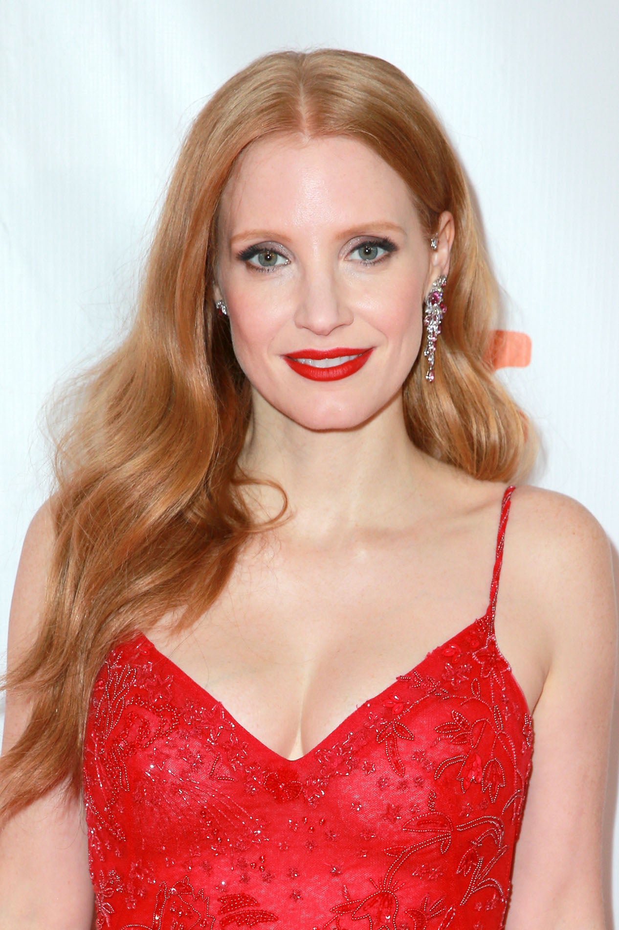 Los labios rojos siempre son sexys, si además los combinas con un ligero ahumado en tonos grisis y máscara de pestañas... El resultado es perfecto como bien sabe Jessica Chastain.