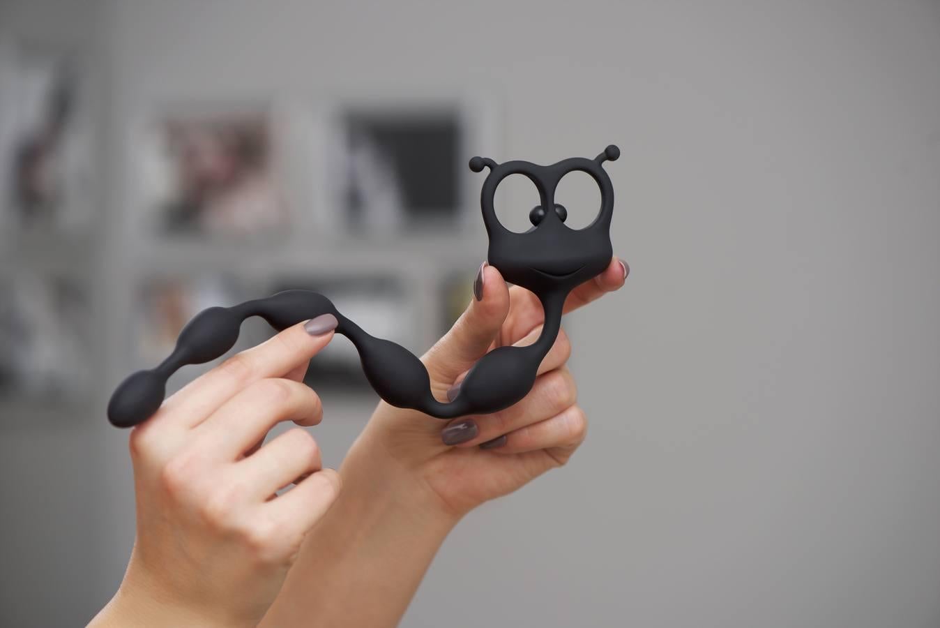 Es un juguete anal compuesto de una cadena de bolas con un divertido diseño. El tirador en forma de gusanito facilita la extracción. Tiene un cuerpo de silicona firme y flexible a la vez. Su composición es de silicona médica. Precio orientativo: 24,90 euros.