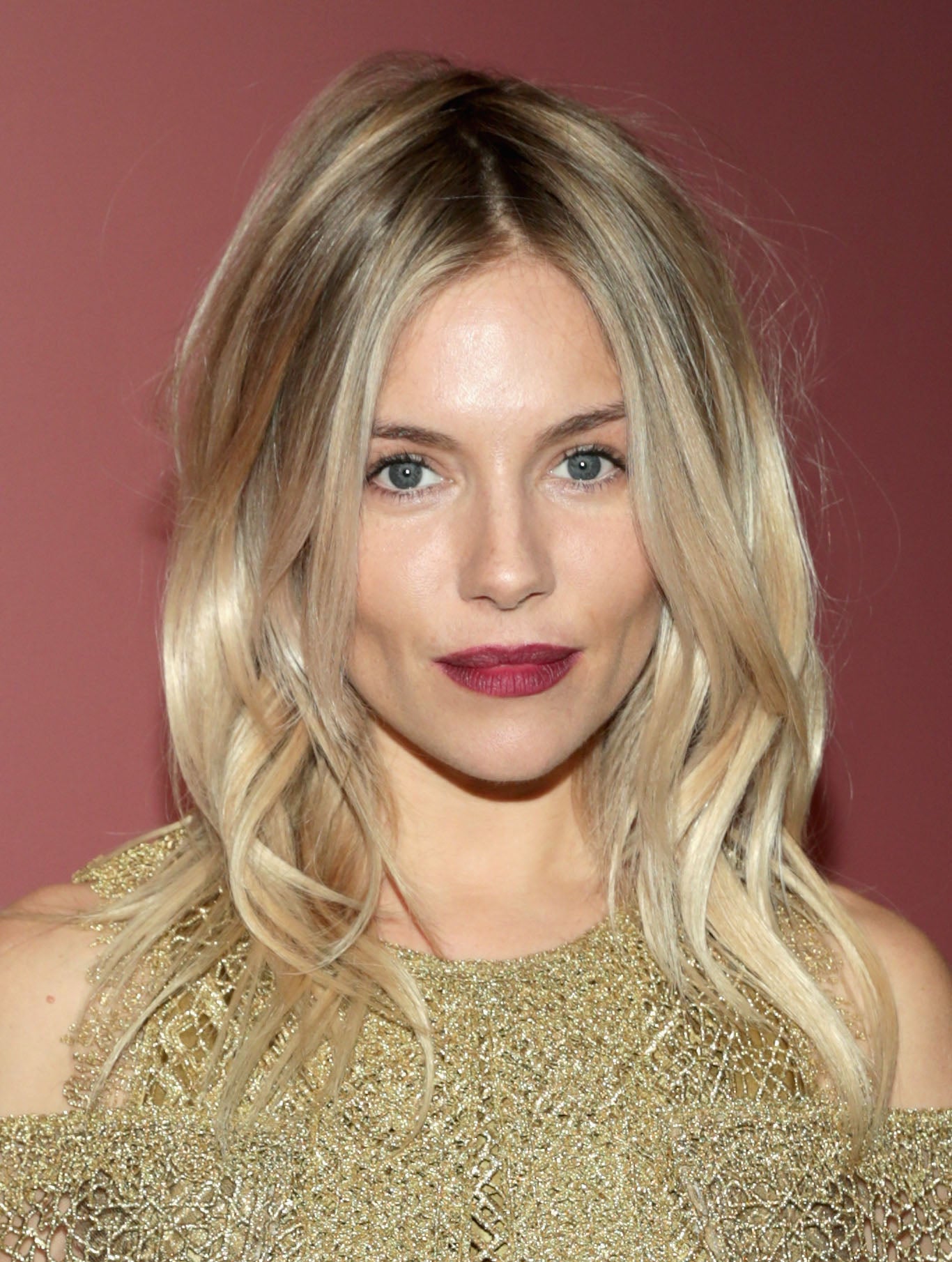 La actriz Sienna Miller con un maquillaje muy sencillo pero tremendamente sexy: labios en rojo cereza mate y efecto mordido. El resto del rostro, con la técnica del 'no makeup'.
