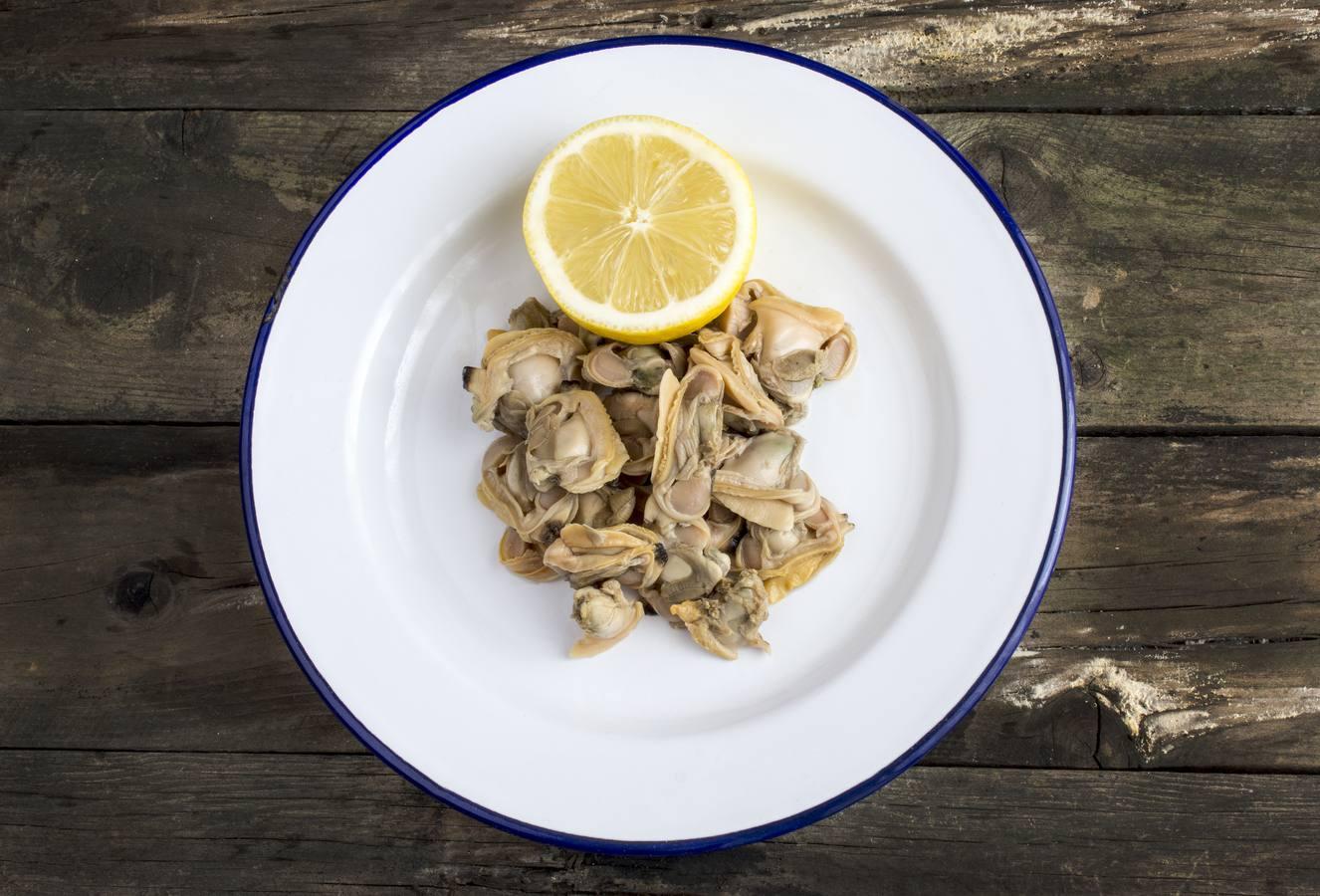 Las almejas en conserva contienen 25,6 miligramos de hierro por cada 100 gramos de porción comestible. Las almejas naturales contienne 24 mg.