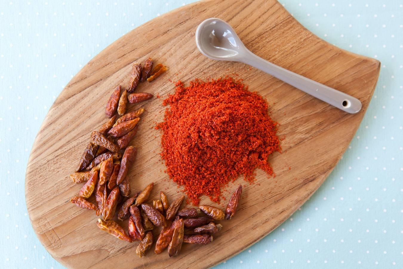 La guindilla en polvo contiene 34,1 miligramos de hierro por cada 100 gramos de porción comestible.