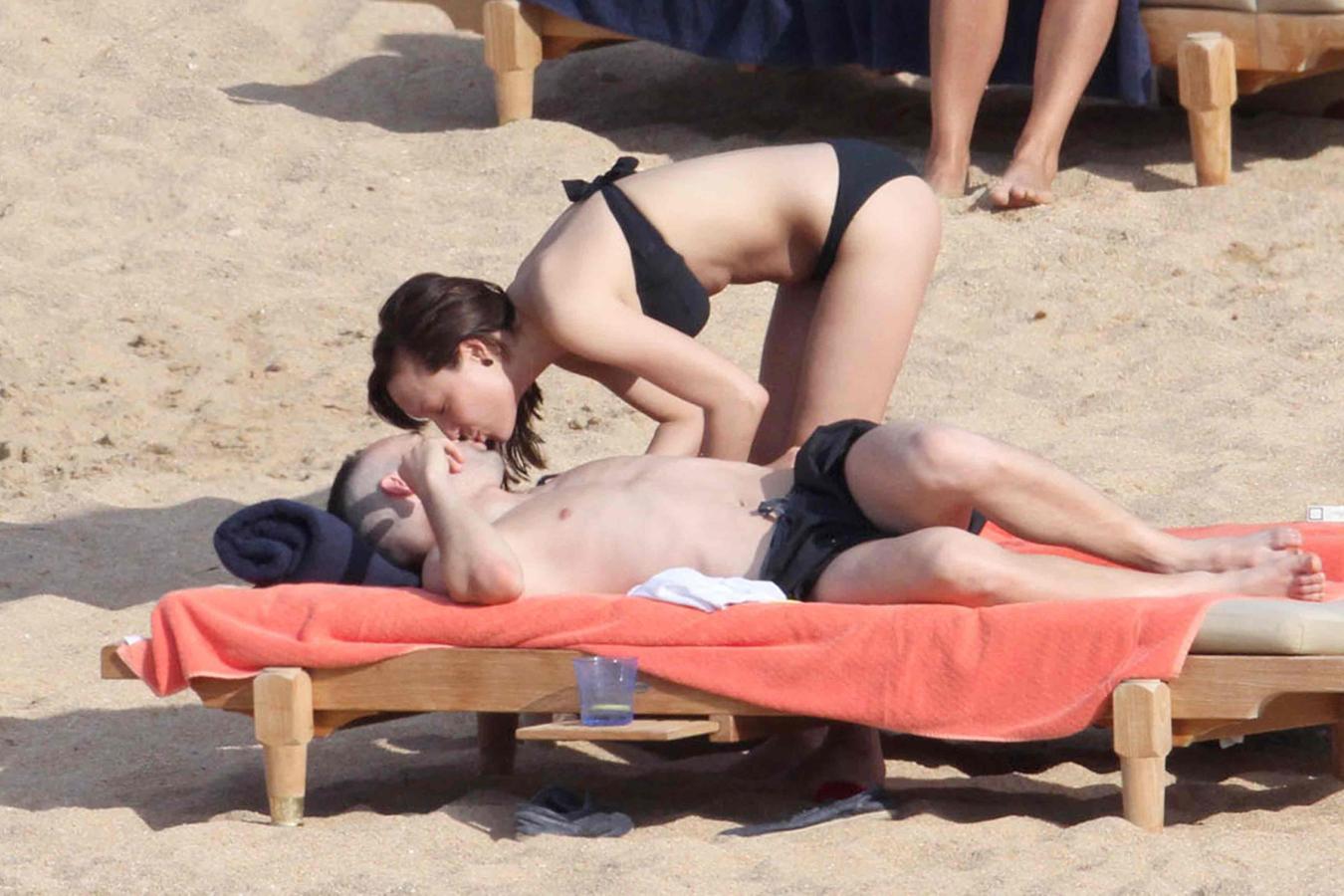 La pareja no ha escondido a los 'paparazzi' su amor en ningún momento, dejando momentos tan tiernos como este en Porto Cervo.