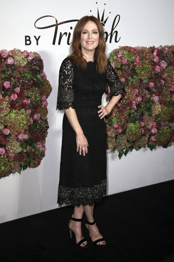 Un vestido negro siempre es una apuesta segura y Julianne Moore lo sabe, que acudió a un acto de Triumph con diseño de encaje hecho a mano de Dolce & Gabbana.