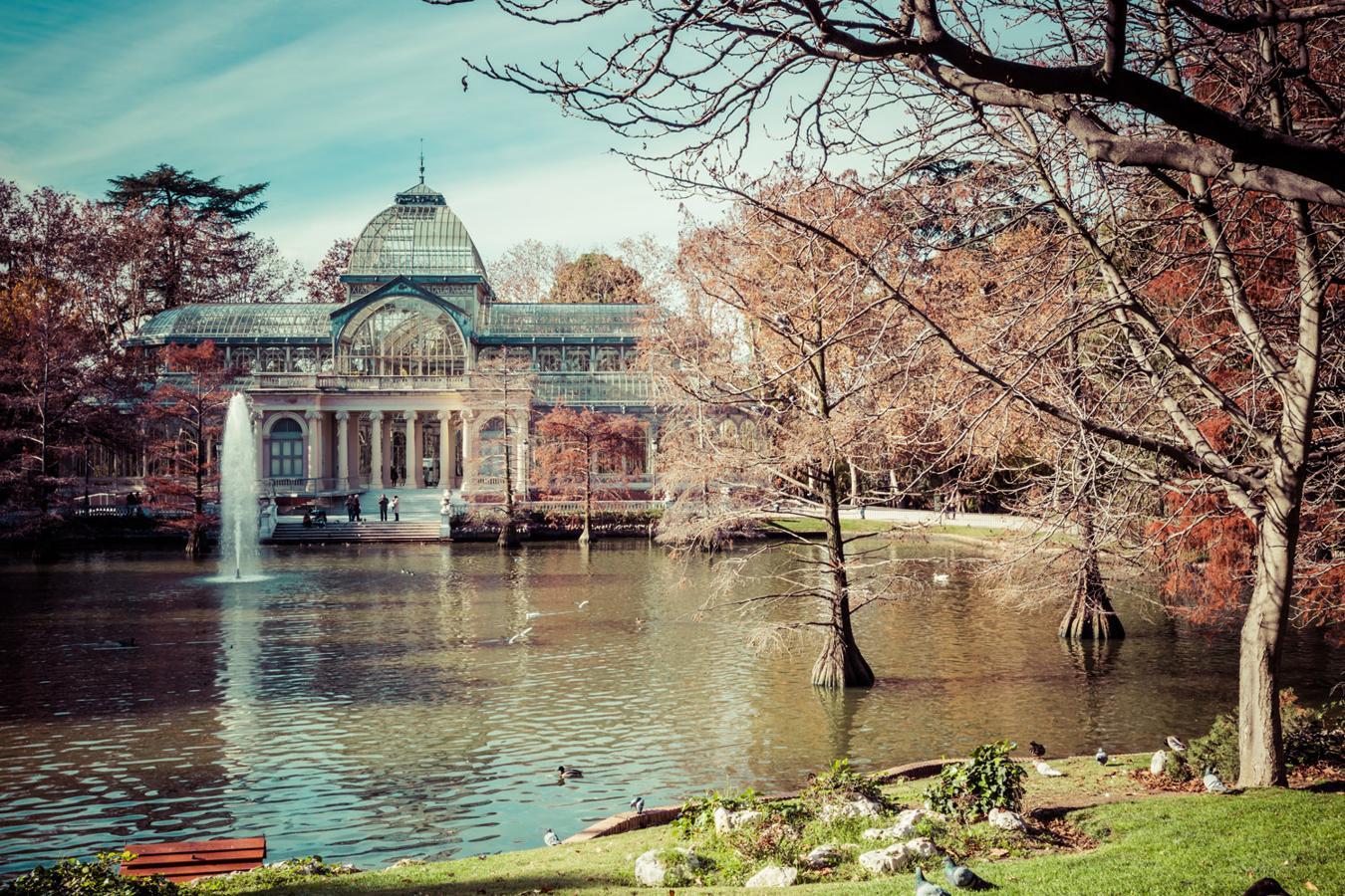 Hablaba Antonio Vega de cómo 'Pasa el otoño en Madrid', del color ocre de las hojas que extienden su alfombra por las calles de la capital. Y nosotras hablamos también de sus parques, de cómo el Palacio de Cristal se refleja junto a árboles medios desnudos en uno de los estanques de El Retiro, de los colores mágicos de El Capricho, de lo bien que sabe ese primer cocido madrileño de la temporada, o de la intensa vida cultural que ofrece mil y un planes en la capital.