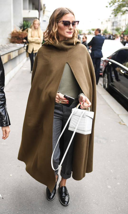 Es la it girl por excelencia y es prácticamente imposible pillarla en un renuncio... ¡ni cuando hace frío! Las bajas temperaturas de París hicieron posibles que pudiera estrenar un look masculino con capa que nos tiene completamente conquistadas.