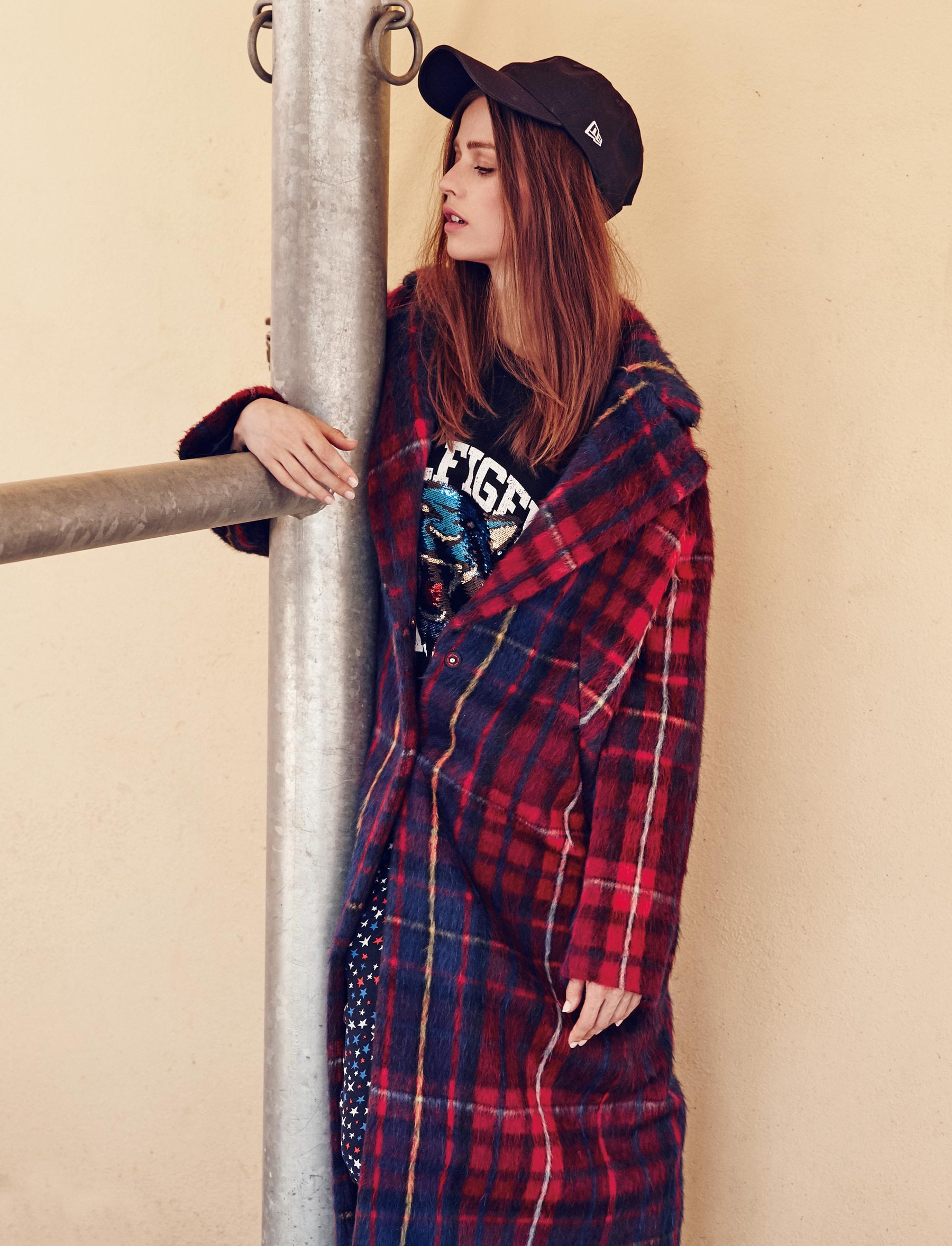 Total look de Tommy Hilfiger y gorra de New Era.