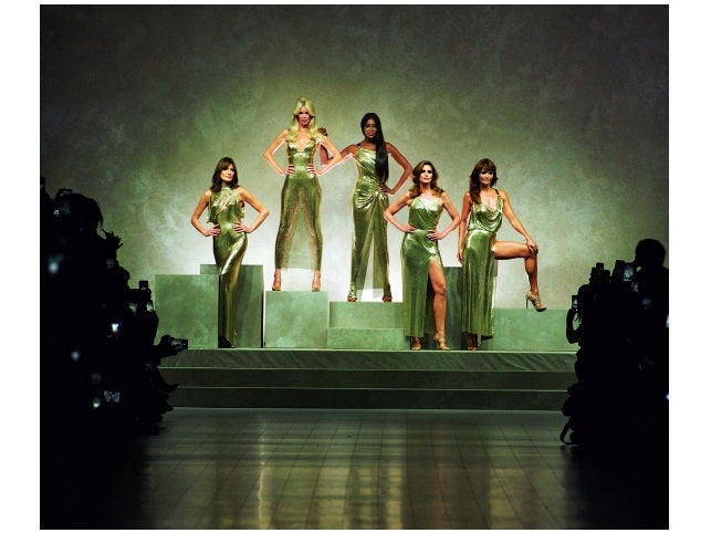 Sobre la pasarela claudia schiffer, Naomi Campbell, Cindy Crawford, Carla Bruni y Helena Christensen desfilan con vestidos de Versace. La canción que suena es Freedom, de george Michael. Podríamos estar hablando de un desfile de hace 20 años, pero ha sido ahora, este 2017 en Milán, cuando Donatella Versace ha querido rendirle homenaje.