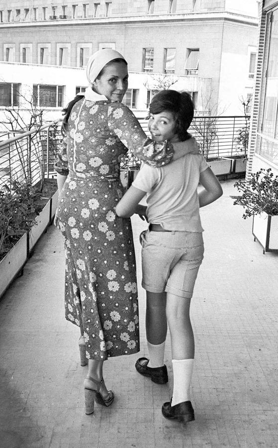 La actriz junto a su hijo por las calles de Madrid en una imagen de 1974.