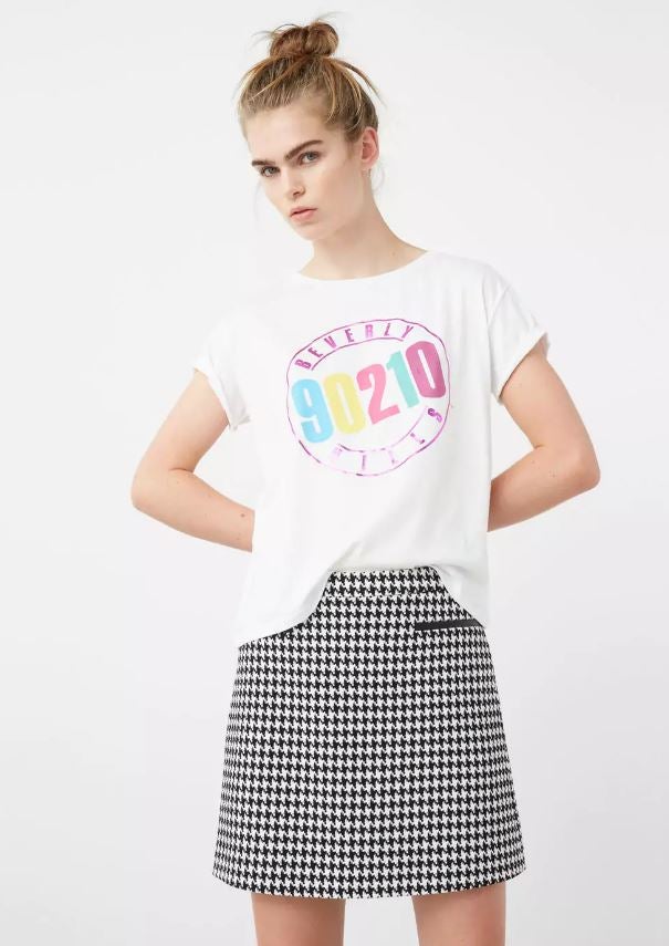 Y este otro modelo de la serie, también de Mango, con el logo en tonos flúor. Precio: 8,99 euros.