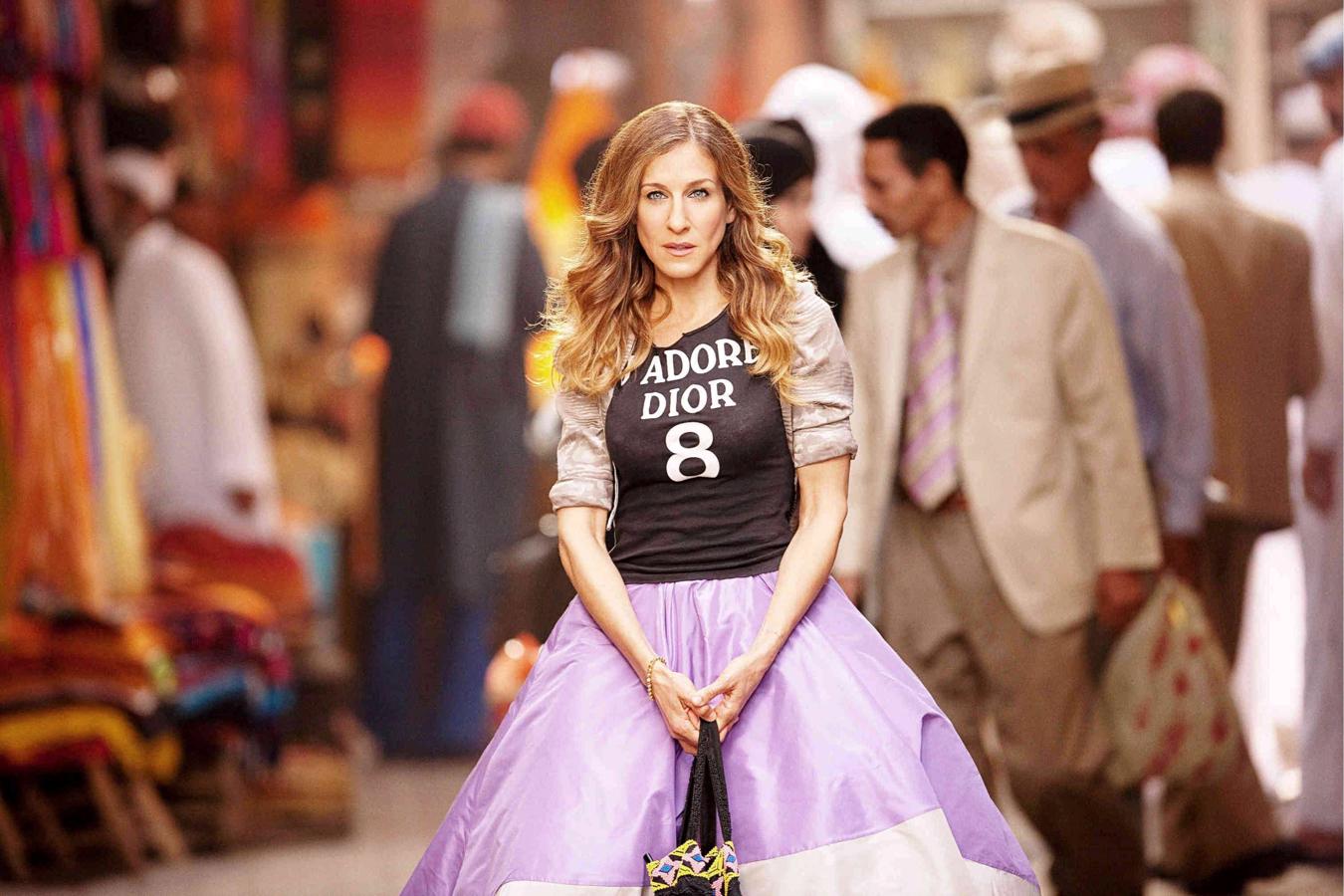 A fuego se grabó en la memoria de los fans de 'Sexo en Nueva York' la camiseta de Dior que Sarah Jessica Parker lució en la segunda película de la serie, cuando la columnista viajaba con sus amigas a Abu Dabi. Y la pasada primavera la rescatói Maria Grazia Chiuri, la directadora creativa de la firma