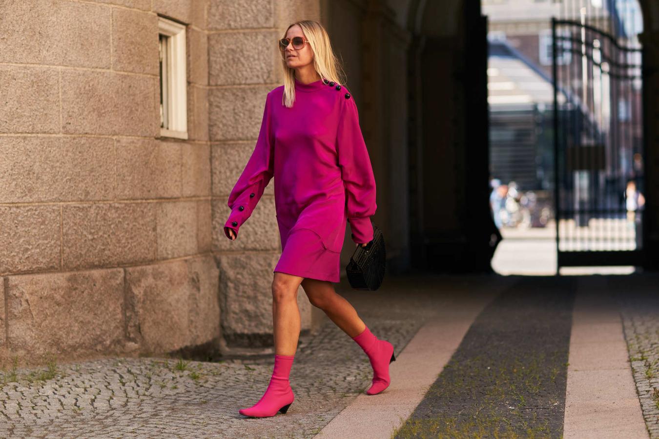 Y en total looks, como este en fucsia con vestido y botas calcetín