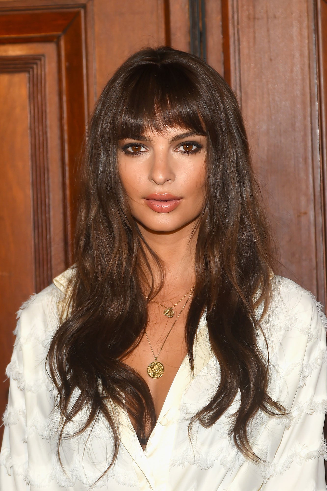 La actriz y modelo Emily Ratajkowski es una de las famosas más camaleónicas gracias a postizos y extensiones. En este caso eligió una melena extra larga con flequillo.