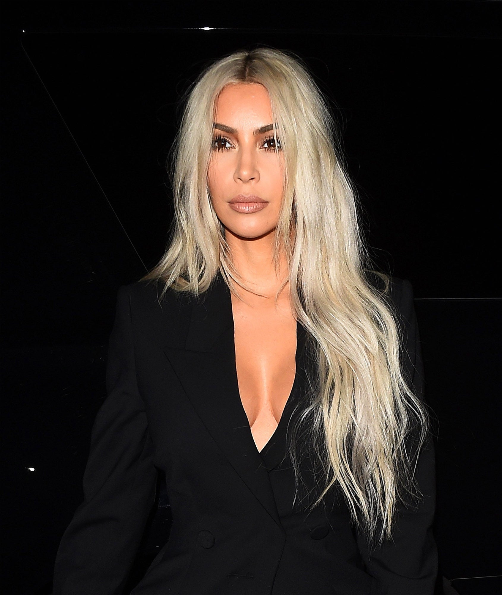 Kim Kardashian se ha pasado a la melena extra larga y, además, en rubio platino. Su melena es el resultado de extensiones.