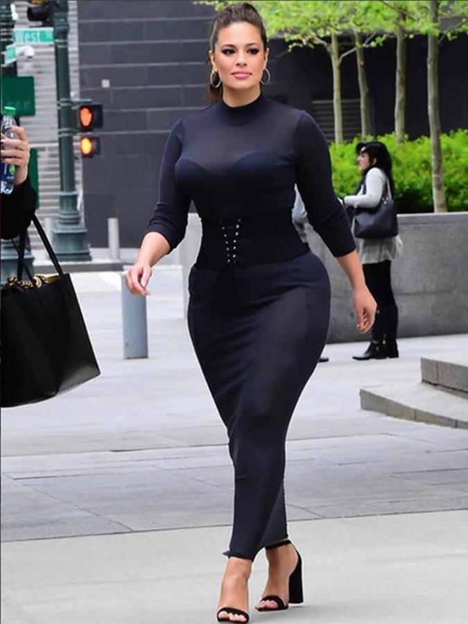 Uno de sus looks más celebrados: vestido ceñido negro, de canalé con transparencias en el pecho y cinturón tipo corsé para terminar de dibujar la figura.