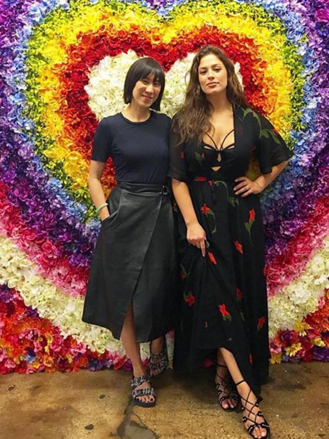 Con Eva Chen, uno de los pesos pesados de la industria de la moda de la que dice que es todo. "Creo que quiero ser como ella cuando crezca", bromea en su cuenta.