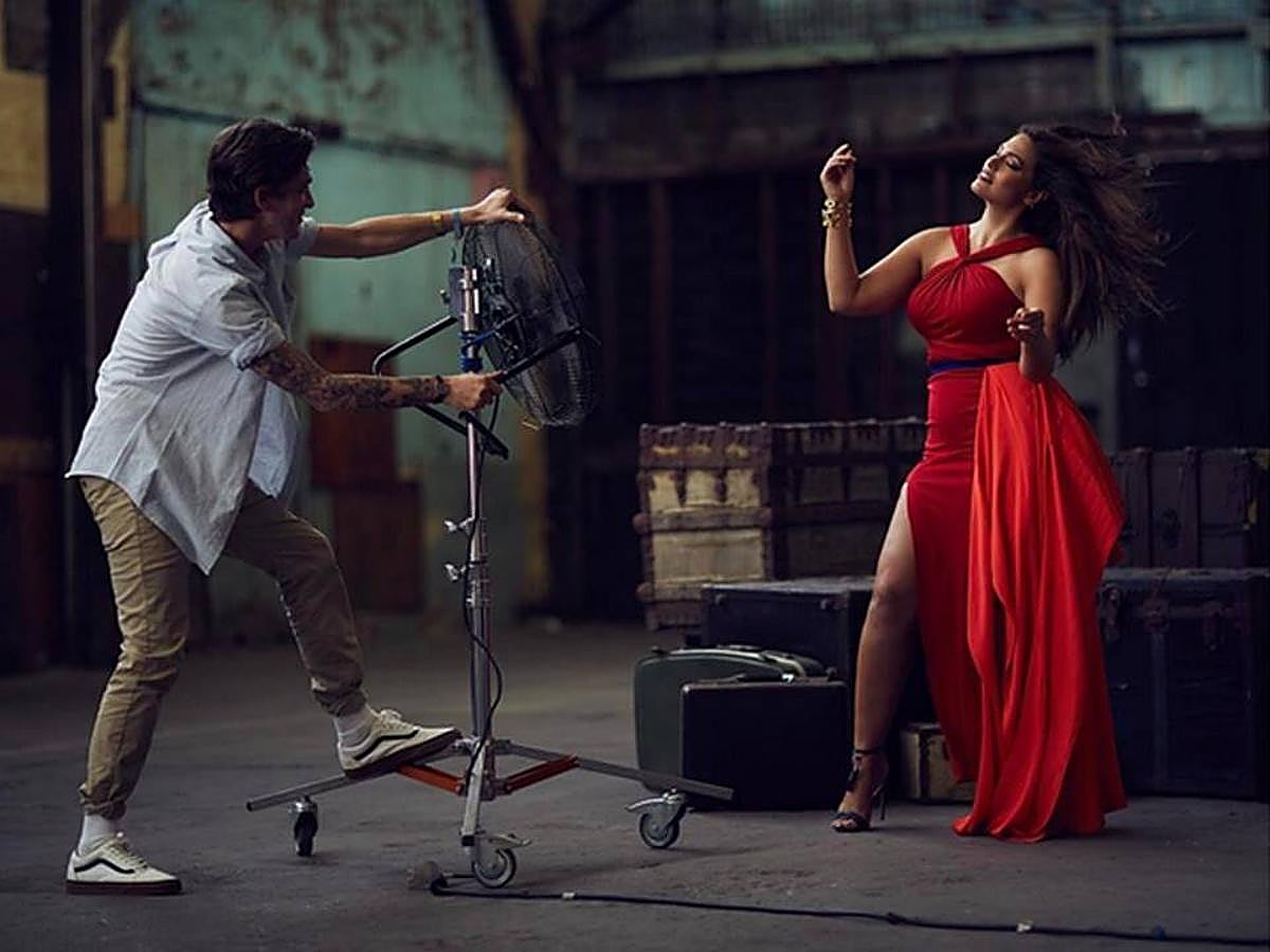 Espectacular con este vestido rojo durante una sesión de fotos.