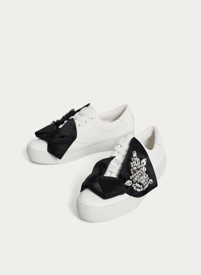 Blancas, con plataforma y detalles en terciopelo y pedrería de Uterqüe. Precio: 99 euros.