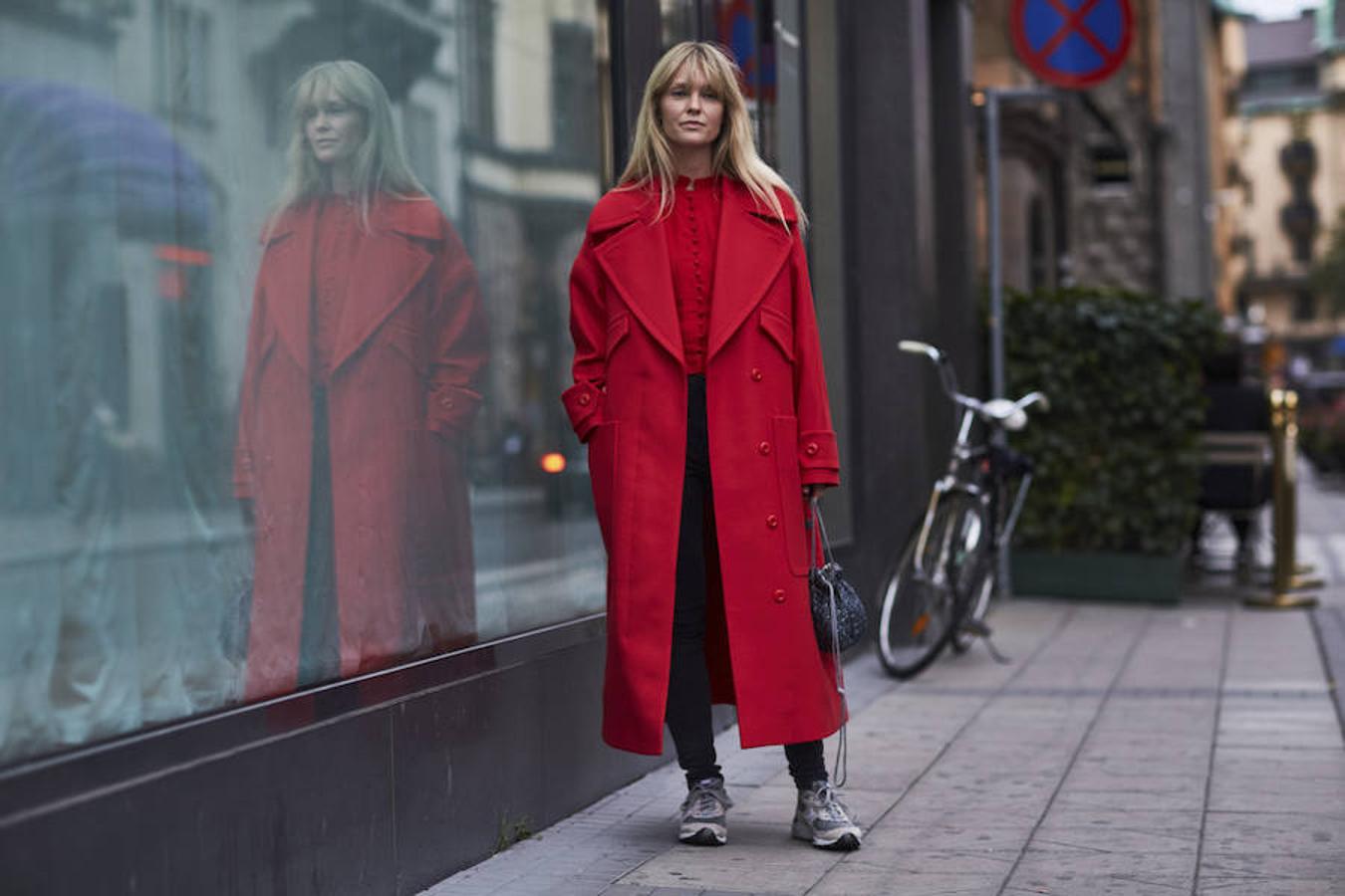 Con 'skinny jeans' y abrigo XXL