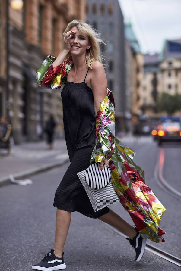 Con un LBD y sobretodo floreado. Elegante y con un toque muy alegre
