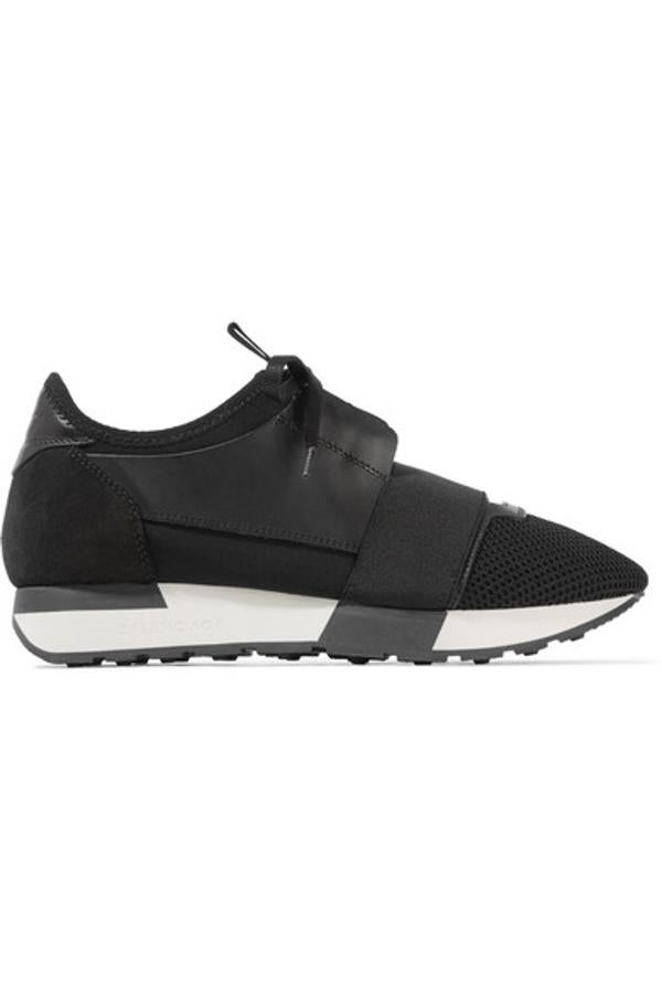 Negras y de neopreno, de Balenciaga. Precio: 490 euros.