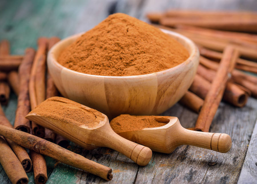 Aderezar las bebidas de invierno con clavo, canela, pimienta, chile y jengibre hará entrar en calor, favorecerá la expectoración y la sudoración y contribuirá a eliminar bacterias. Estas especies son ricas en esencias antibióticas, fluidificantes de la mucosidad y son expectorantes.