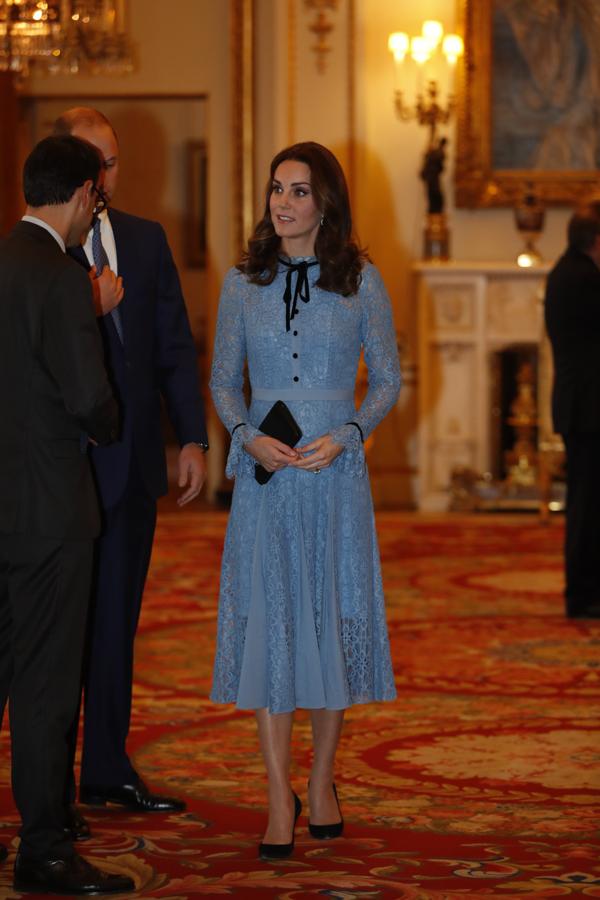 Para presidir los actos con motivo del Día Mundial de la Salud Mental, Kate Middleton apostó por un elegante vestido midi de inspiración 'años 40' en azul bebé firmado por Temperley London.