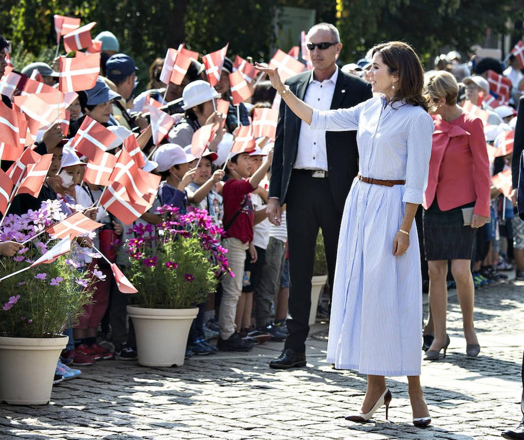 Si tenemos que pensar en un look de día perfecto, este de Mary de Dinamarca es el mejor ejemplo. La princesa se decantó por un favorecedor vestido camiseto mil rayas de silueta 'new look' firmado por Ralph Lauren. Nos encanta, además, el toque del cinturón de cuero y los zapatos bicolores, también de la firma norteamericana.