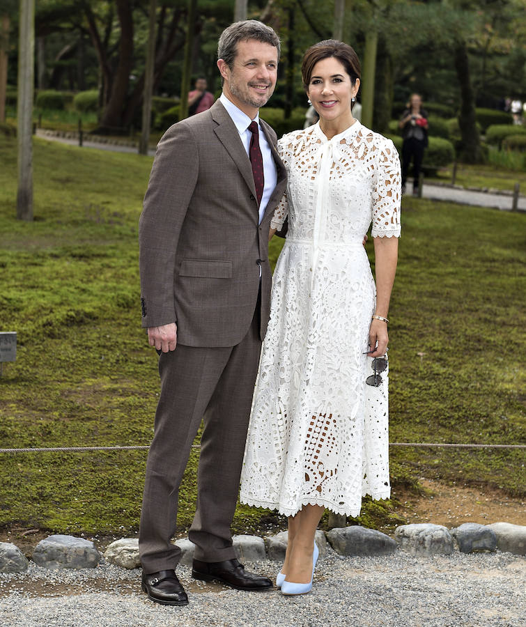 Para visitar los Jardines Kenrokuen durante su visita oficial a Japón, Mary de Dinamarca apostó por un maravilloso vestido blanco calado de Temperley London, muy al estilo Kate Middleton, que combinó con salones azul celeste y una bonita flor en la cabeza a modo de adorno.
