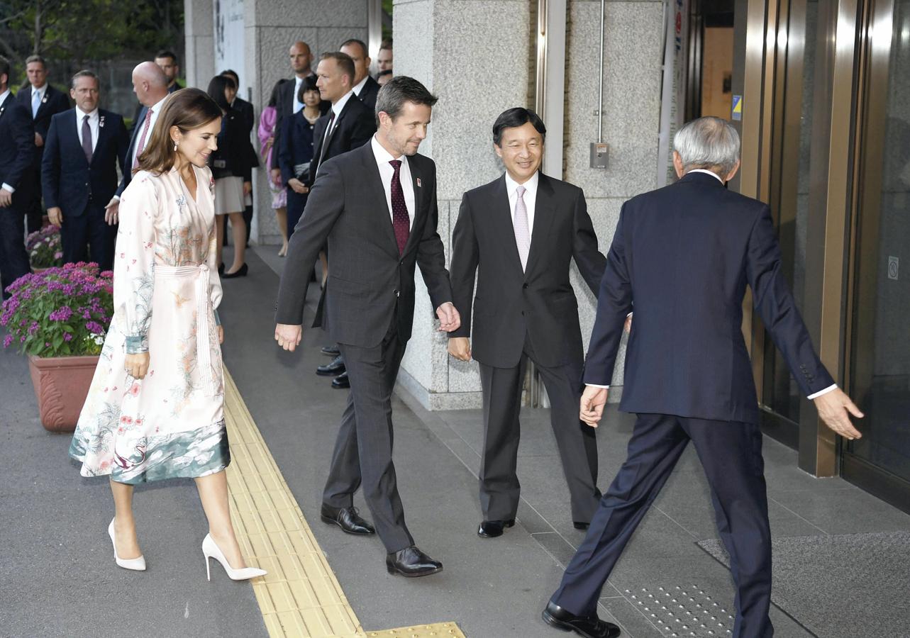 Para uno de los actos de su viaje oficial, Mary de Dinamarca hizo un guiño a la tradición japonesa con un vestido de seda estilo kimono con delicados estampados orientales firmado por Stine Goya.