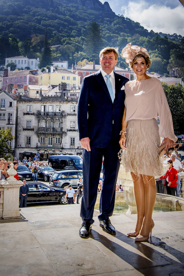 Súper sofisticada, lMáxima de Holanda apostó por un look en color maquillaje que es perfecto para cualquier boda de día y, al igual que nuestra Reina Letizia, tiró de fondo de armario: la falda de plumas se la habíamos visto en, al menos, otras dos ocasiones.