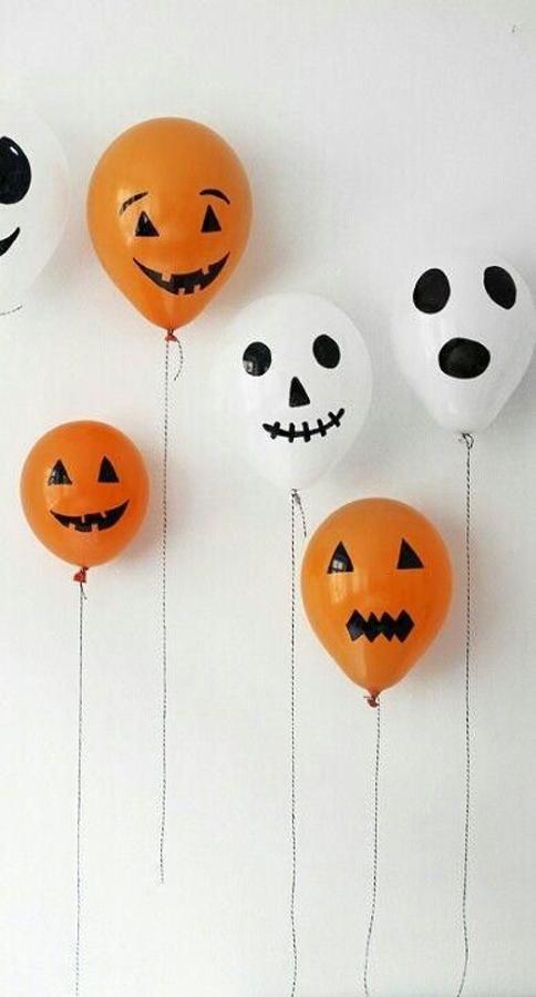 Los globos, pintados a tu antojo con rotulador negro, son una opción fácil y rápida para crear rincones de miedo.
