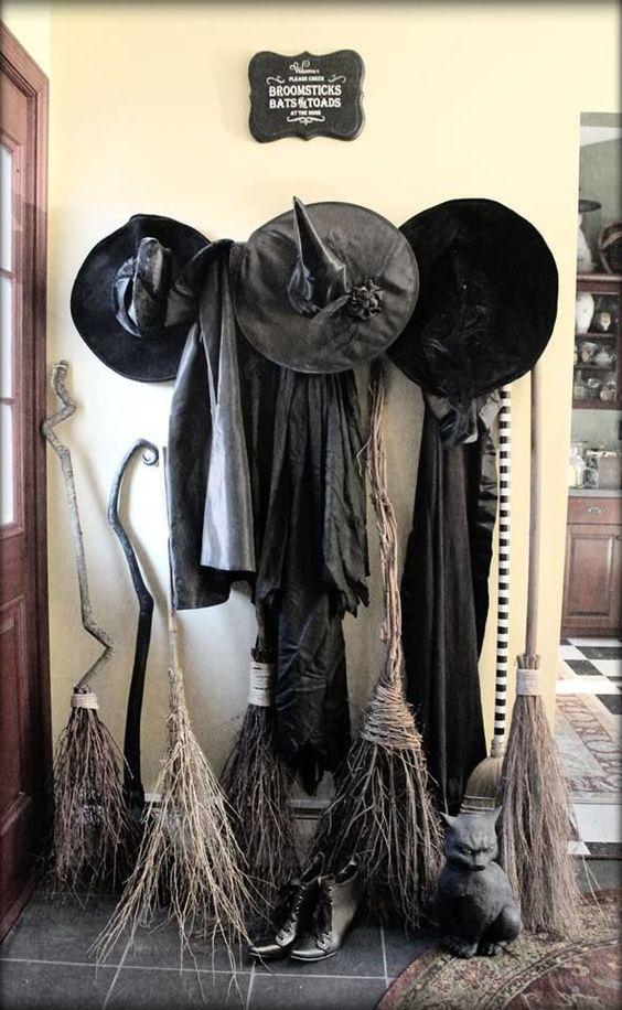 Por supuesto, tendrás que tener preparado un rincón para que las 'brujas' que te visiten dejen colgados sus sombreros y sus escobas a buen recaudo...