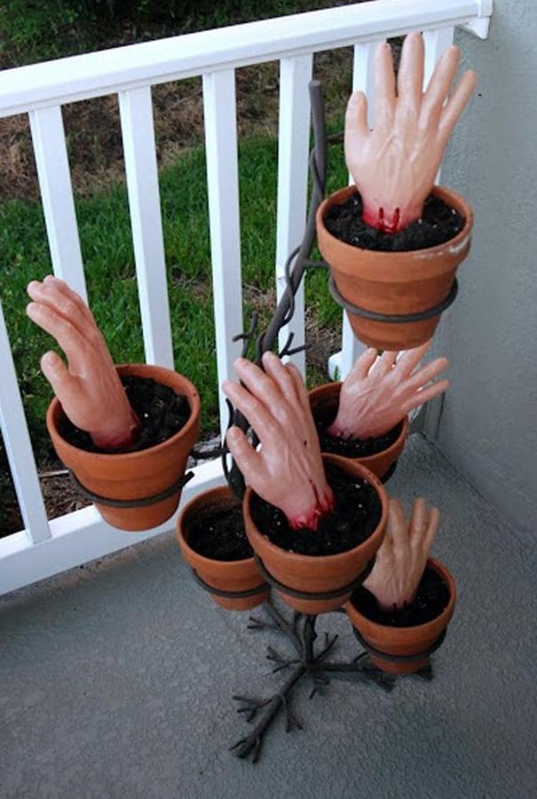 Infla unos guantes de látex, coloréalos con spray o témpera y 'plántalos'. Sin duda, terrorífico...