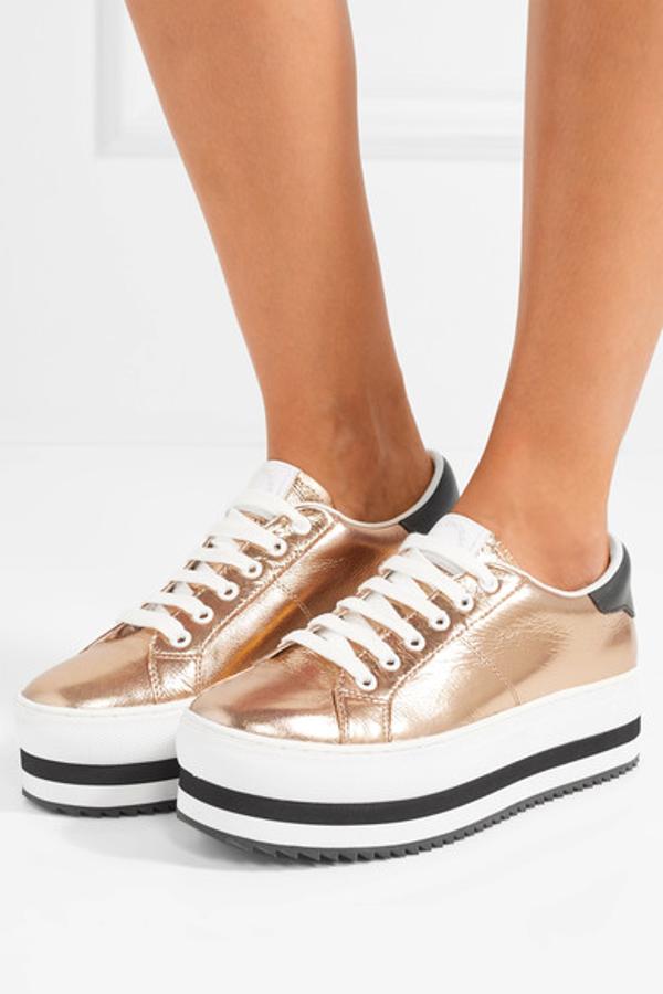 Rosas metalizadas y con plataforma, de Marc Jacobs. Precio: 310 euros