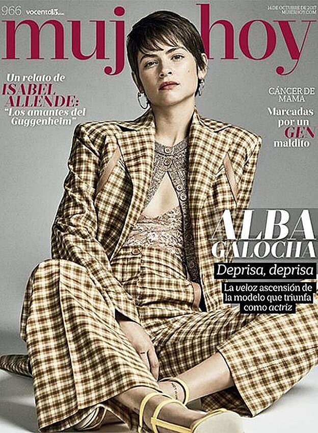 Alba Galocha, con traje sastre, lencería y chaqueta de punto de Nina Ricci; sandalias CH Carolina Herrera; aros de Cartier; posa para Chesco López con estilismo de José Herrera.