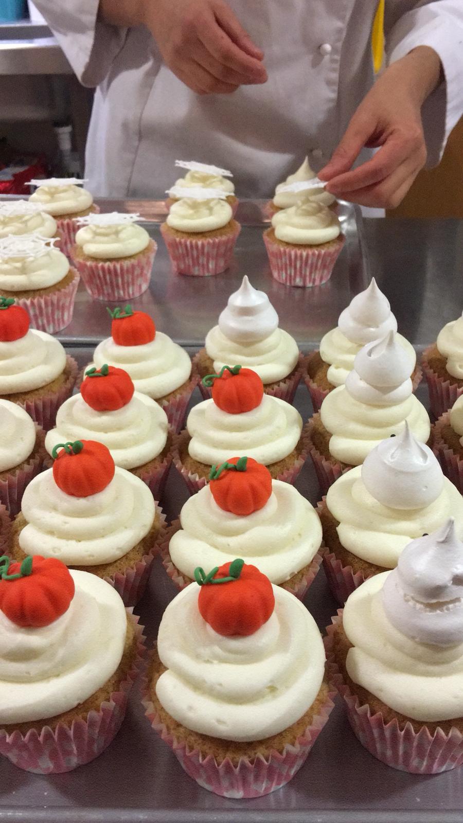 En Un Bizcocho para Teo también nos proponen una manera diferente de presentar tus cupcakes. Si las quieres preparar en casa, sigue  esta receta de magdalenas de arándanos y vinagre balsámico  y decóralas con calabazas de gominola.