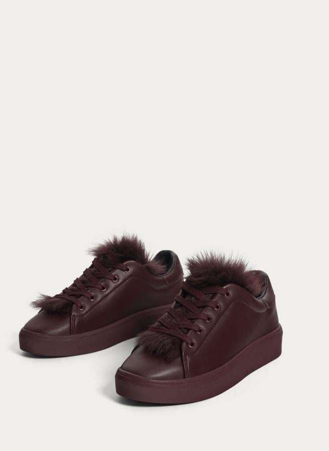 Zapatillas de napa granate con pelo de Uterqüe. Precio: 89 euros