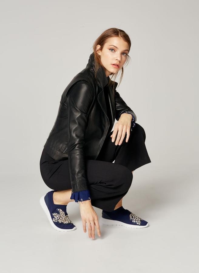 De neopreno y con pedrería, de Uterqüe. Precio: 99 euros