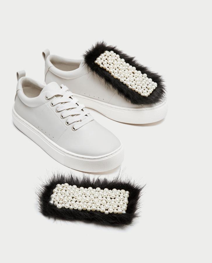 Blancas, con perlas y pelo, de Zara. Precio: 19,95 euros.