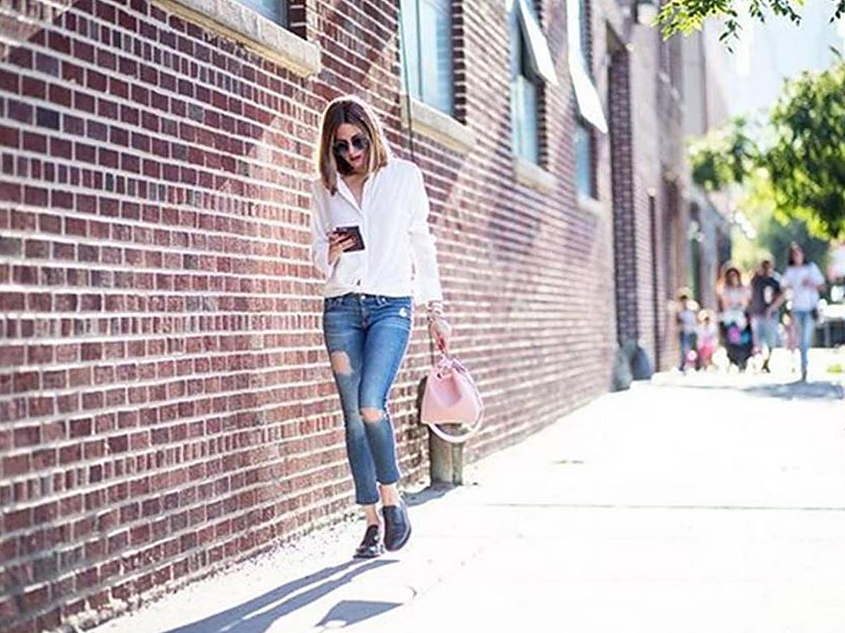 Es una combinación básica ¡pero nunca falla! Apuesta por llevar tu camisa blanca con un pantalón vaquero. Si lo haces como la famosa it girl neoyorquina, elige un skinny jean, no dejes que la camisa sobresalga de la cintura en exceso y dobla un poco los puños. El toque chic del look está en los complementos.