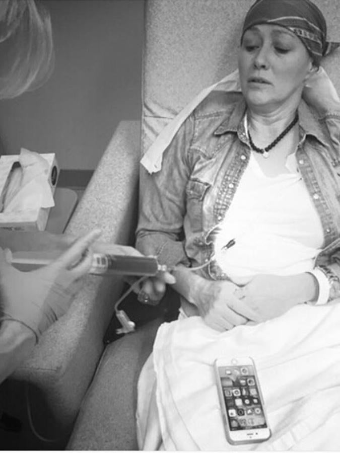 “Me inyectan lo que llamamos el Diablo Rojo a través del pecho. Dawn es mi enfermera que cuida de mí de manera excelente” podemos leer junto a la foto.