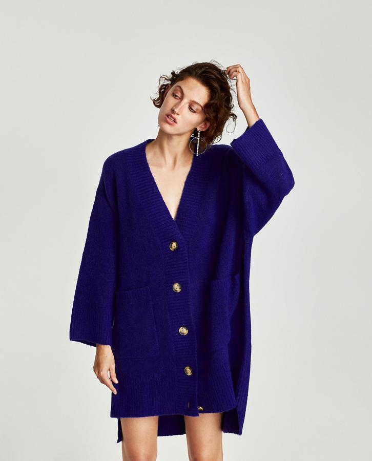 Chaqueta 'oversize' azul de Zara. Precio: 39,95 euros