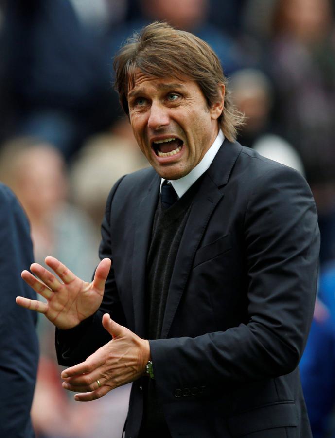 Efectivamente, Antonio Conte llegó 'cartoniano' a la Juventus de Turín en 1991... Y a su salida en 2004 ya se podía peinar. Actualmente, y varios injertos mediante, luce 'pelazo' como entrenador del Chelsea en Londres.