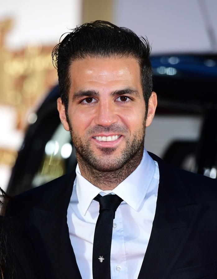 Aquí vemos el resultado final: Cesc Fábregas luce una línea frontal mucho más corta en la actualidad. Esta foto es de septiembre de 2017, durante la premiere de la segunda parte de 'Kingsman'.