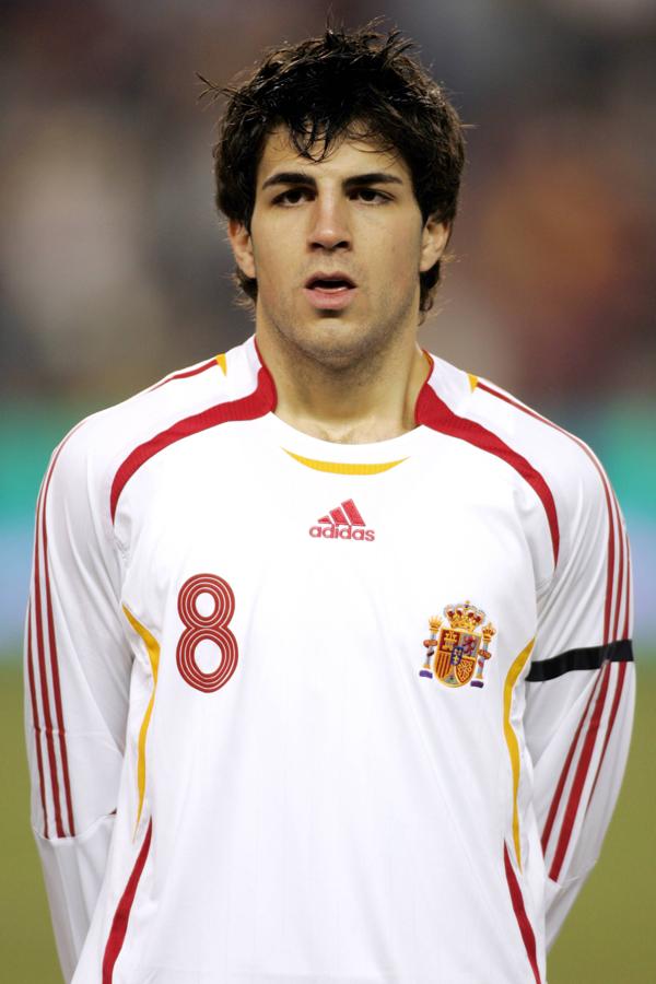 Cesc daba sus primeros pasos en la selección española con este look: pelo despeinado y todo un futuro por delante.