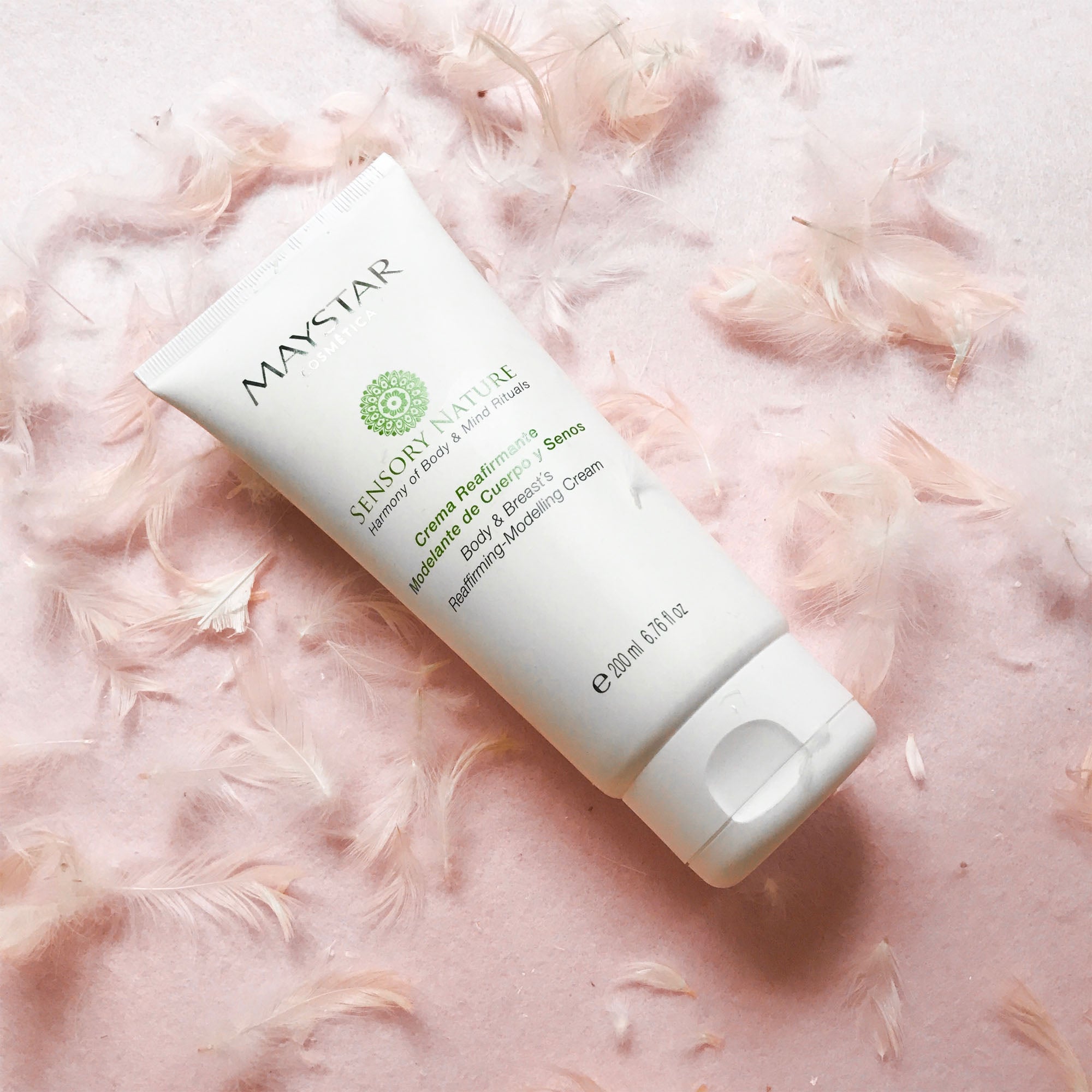 Maystar destinará parte de los beneficios de la venta de esta crema a la investigación contra el cáncer de mama. Se trata de una crema modelante, tonificante y tensora, muy fresca que se funde inmediatamente con la piel, dejándola suave y aterciopelada. Para tratamientos reafirmantes en glúteos, abdomen, senos, brazos y para embarazadas. (47,25€)